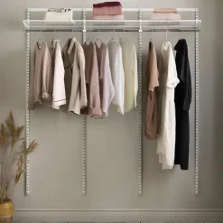 Erityisesti Vaatesailytykseen Soveltuva Elfa Aloituspakkaus Sisaltaa Kantokiskon, Riippukiskot, Lankahyllyn Ja Vaatetangon. Helppo Laajentaa Myohemmin Yhdistamalla Muita Elfan Sailytystuotteita.