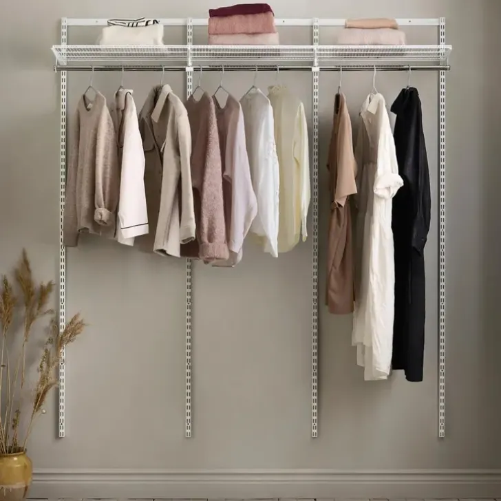 Erityisesti Vaatesailytykseen Soveltuva Elfa Aloituspakkaus Sisaltaa Kantokiskon, Riippukiskot, Lankahyllyn Ja Vaatetangon. Helppo Laajentaa Myohemmin Yhdistamalla Muita Elfan Sailytystuotteita.