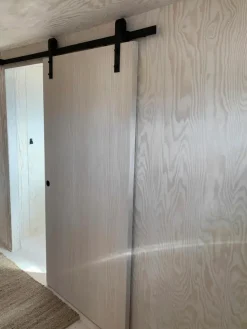 Habo Liukovenkisko Retro Musta Etuasennus