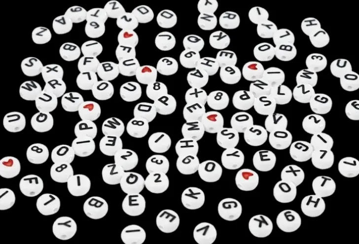 Kirjainhelmet, Valkoinen, Koko 7 Mm, Aukon Koko 1,2 Mm, 25 G/ 1 Pkk