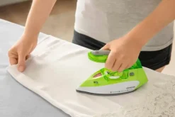 Sencor Matkasilitysrauta Kulkee Helposti Ja Vaivatta Mukana. 1.100W Ja Keraaminen Pohjalevy Takaavat Hyva Silitystuloksen. Pitka 1,9M Johto, Drip-Stop Ja Pysty Hyory -Toiminnot.